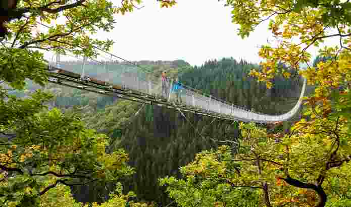 Adventure suspension rope bridge
